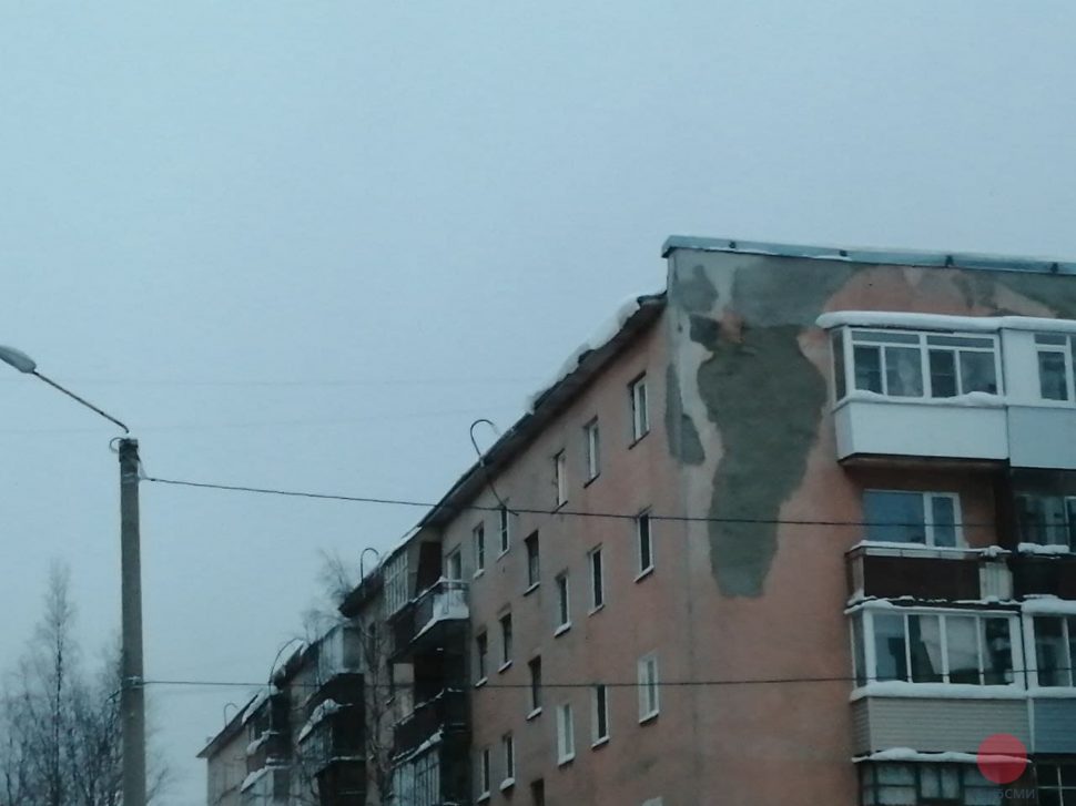 В Северодвинске с крыш домов убирают снежные шапки